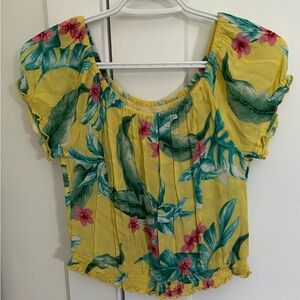 Cute summery cropped Hollister Floral Yellow Top Excellent condition.